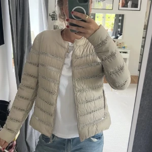 Moncler jacka - Unik moncler jacka i ljusbeige med superfina detaljer. Den har inga revor eller defekter i dunet. Storlek 2 (passar Xs/S)💞 Inget kvitto kvar men har äktehets beviset registrerat på sista bilderna