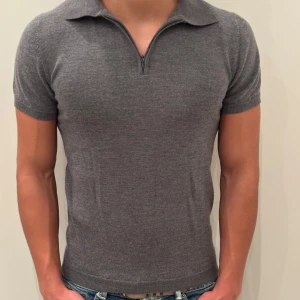 Pike John Henric  - Grymt stilren och otroligt skön piké med riktigt skönt material! Imprensip helt oanvänd och piken har en slim fit i och sitter grymt på kroppen som ni ser på bilden 