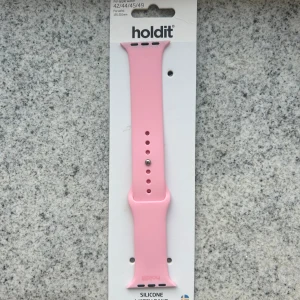 Rosa klockarmband från Holdit - Snyggt rosa klockarmband i silikon från Holdit, kompatibelt med klockor i storlekarna 42/44/45/49 mm. Perfekt för att ge din klocka en ny look med en pop av färg. Enkel att justera för bästa passform. Till användning för Apple Watch klockor! 