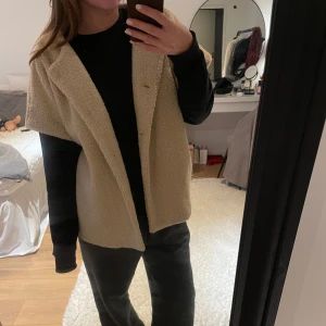 Teddy väst beige - Trendig Teddy väst från Sand copenhagen. Använd två gånger. Nypris 1999kr🤍