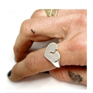 Silverfärgad ring med hjärtdesign - As snygg krossat hjärta ring 💖💖