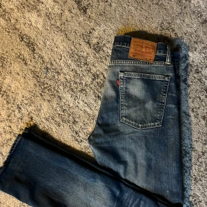 Levis 510 jeans - Snygga Levis 510 jeans i en klassisk blå färg. De har en slim passform och passar bra med allt! Jeansen har några små defekter, men tycker ärligt talat att de är snyggt, det är bara att skriva om ni har mer frågor angående defekterna.