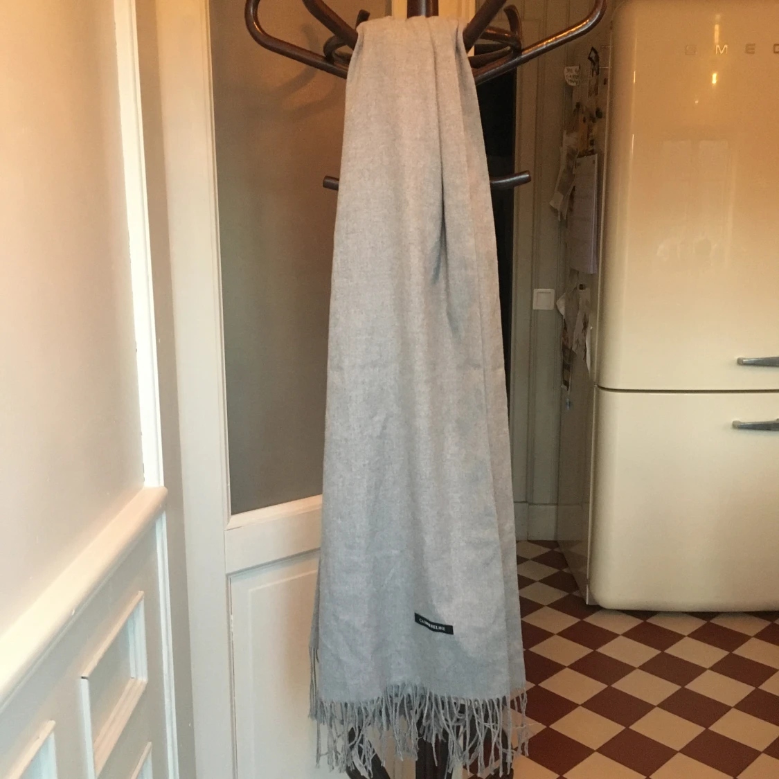 Grå halsduk med fransar