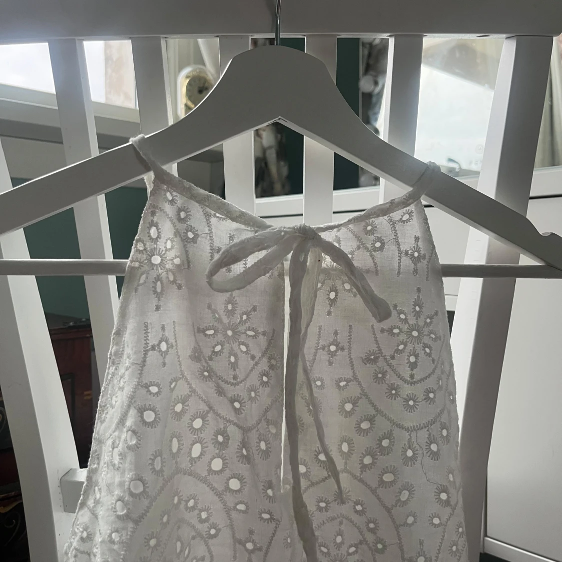 Vit ärmlös blus med broderi - 1