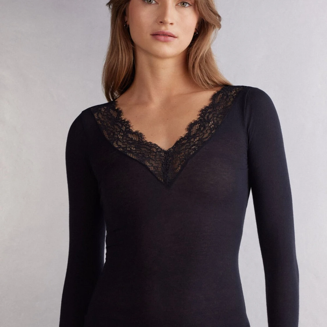 Ultralight lång blus i modalkashmir och spets från intimissimi