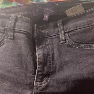 Svarta jeans från Sweet Nothings - Snygga svarta jeans från Sweet Nothings med dragkedja och knapp framtill. De har en klassisk design med fem fickor och bälteshällor. Perfekta för en stilren look.