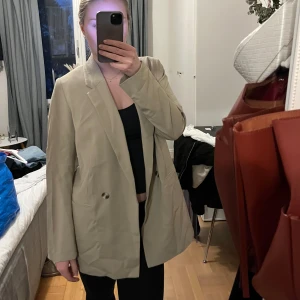 Beige blazer - Snygg beige blazer. Sparsamt använd