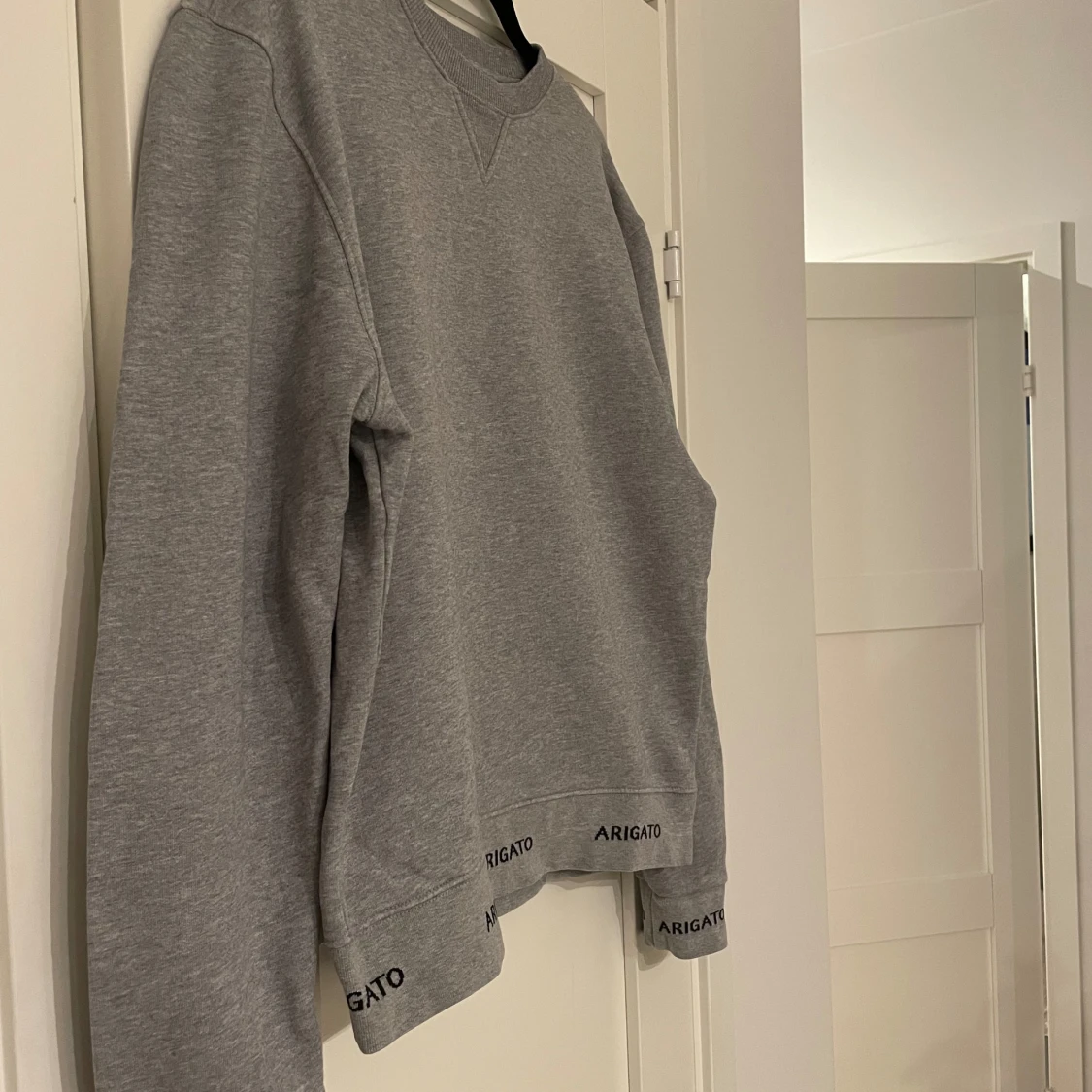 Grå sweatshirt från Axel Arigato - 2