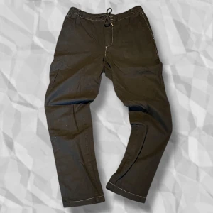 Svarta linnebyxor från Dressmann - Snygga svarta linnebyxor i storlek S från Dressmann med elastisk midja och snörning. Byxorna har en avslappnad passform och praktiska bakfickor med knappar. Perfekta för en stilren och bekväm look. Byxorna är även tvättade i svart färg för extra kontrast. Priset kan som alltid diskuteras