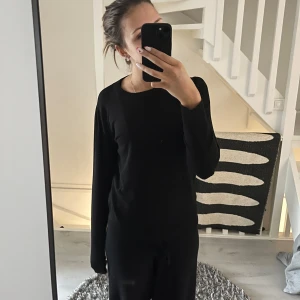 Svart långärmad tröja - Svart långärmad tröja från Saint Tropez💕 Använd ett fåtal gånger💕