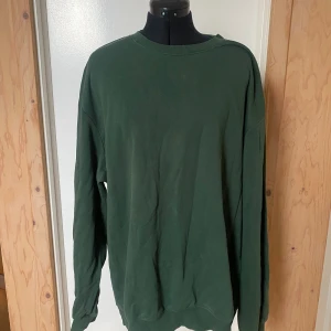 Grön långärmad tröja - Säljer en oversized grön sweatshirt. Perfekt för en avslappnad look. Tröjan har ribbade muddar vid ärmslut och nederkant.