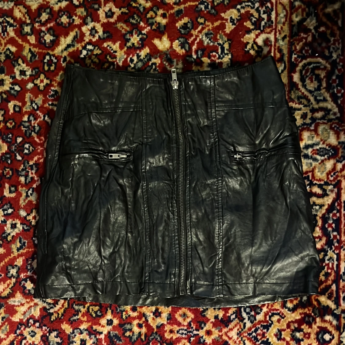 Svart skinnkjol med dragkedja