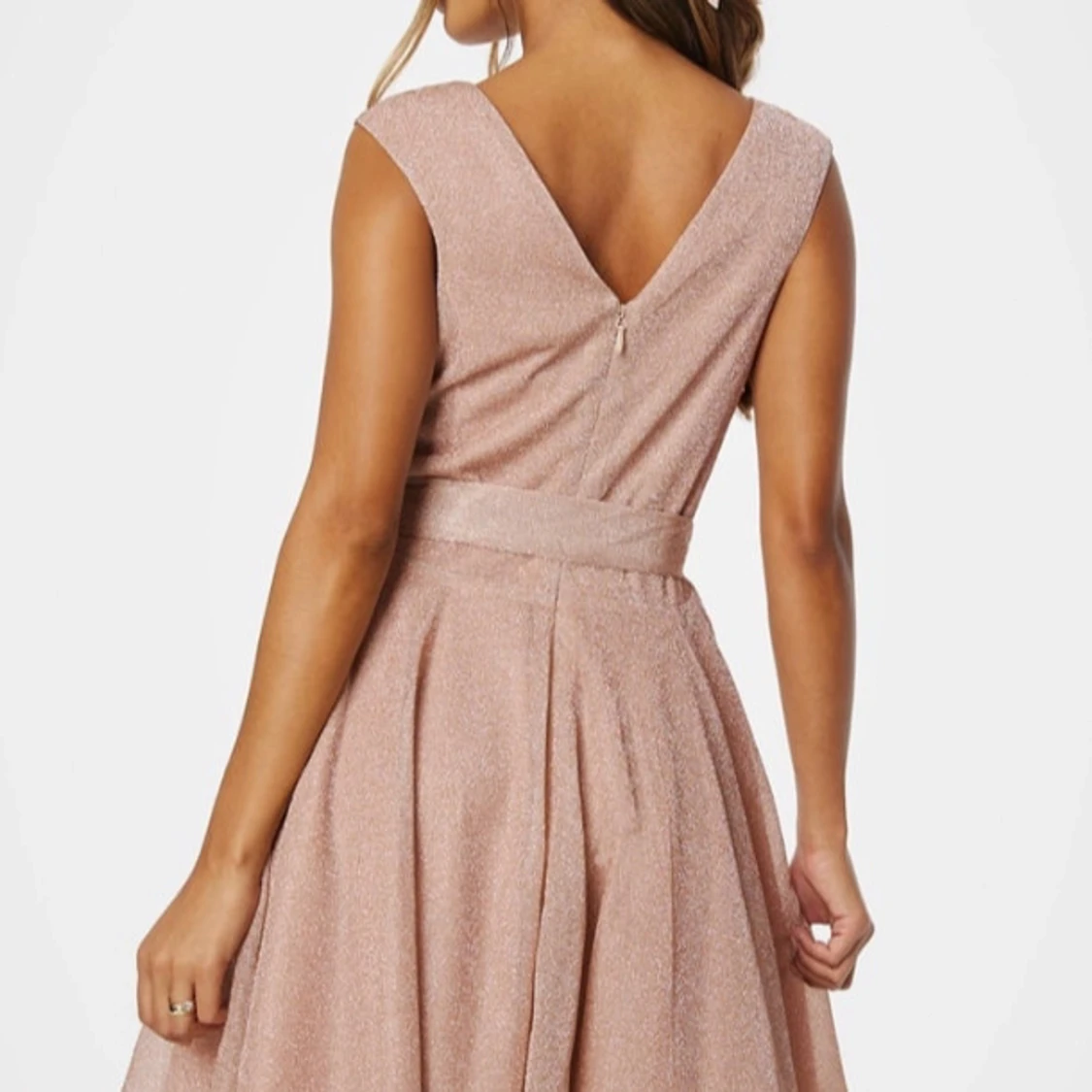 Glittrig rosa klänning från Goddiva - 1