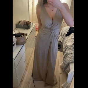 Balklänning - Balklänning / formell klänning. perfekt skick och inga defekter eller annat. Storlek 38 men sitter också fint på en 36a. Dragkedja vid sidan och super fint glittrigt / guldigt / beige färg. Passar perfekt till en guldtjej! skriv om ni har fler frågor!