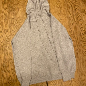 Grå merinoull hoodie - En snygg grå Merinoull hoodie köpt från tik tok. Helt ny, har inte använt då den var för liten.