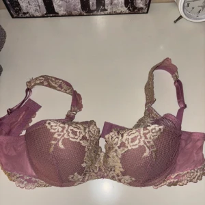 Intimissimi bh - Intimissimi bh som är typ helt ny, använd minst 4ggr, köpte den i London❤️