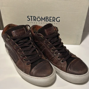 Stilrena Strömberg skor - Höga sneakers från Strömberg, fodrade. Perfekt till vår och höst. Använda en säsong.