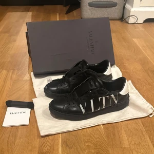  Valentino skor - Super feta valentino skor (äkta, kvitto finns) man får med allt i bilderna. Använda men fortfarande bra skick