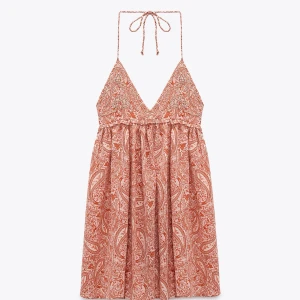  sommarklänning - Säljer en jättesöt sommarklänning med fint mönster. Den är slutsåld och från Zara. Knappt använd! 