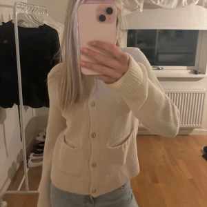 Vit beige kofta med knappar - Kofta från Gina ! Storlek 170 men passar mig som är xs/s💓