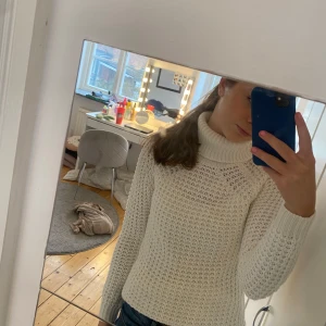 Vit stickad polotröja - Säljer en mysig vit stickad polotröja med hög krage. Perfekt för kyliga dagar och ger en stilren look. Tröjan har långa ärmar och ett fint stickat mönster. Tröjan är från Gina och är i storlek xs, tröjan säljs inte längre💞