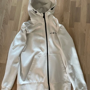 Sail Racing Zip Hoodie M - Säljer min snygga Sail Racing Hoodie i storlek M. Fint skick använt ett fåtal gånger. Bara att höra av sig vid intresse! Mvh