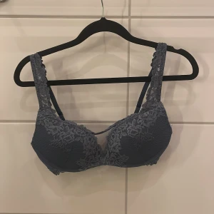 Blå spets-bh från intimissimi  - Säljer en elegant blå push upp bh med spetsdetaljer. Den har justerbara axelband och en vacker spetsdesign som täcker kuporna. Perfekt för att känna sig både bekväm och stilfull.