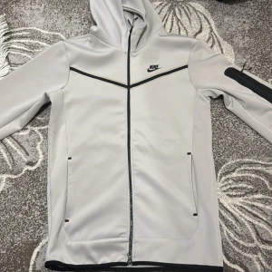 Nike fleece hoodie - Oljefläck vid nike logga. Väldigt bekväm tröja, storlek M men passar S. OBS! Det är k*pia