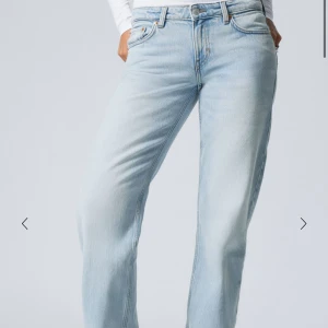 Weekday jeans - Snygga ljusblå jeans med en klassisk femficksdesign och knappgylf. De har en straight passform. Weekday arrow low jeans 