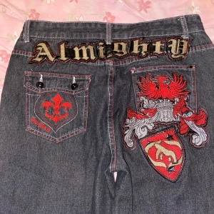 Baggy jeans 💥 - Skitfeta baggy jeans med patches 🔥🔥🔥 är 180+ o dom passar mig perfa! Har lite heelbite 😔