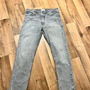 Jeans från Jack & Johns  - Bra jeans lite slitna men inga hål. 