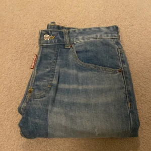 Blåa dsquared2  jeans  - Säljer riktigt snygga ljus blå dsquared2 jeans  Bra skick pris kan diskuteras 