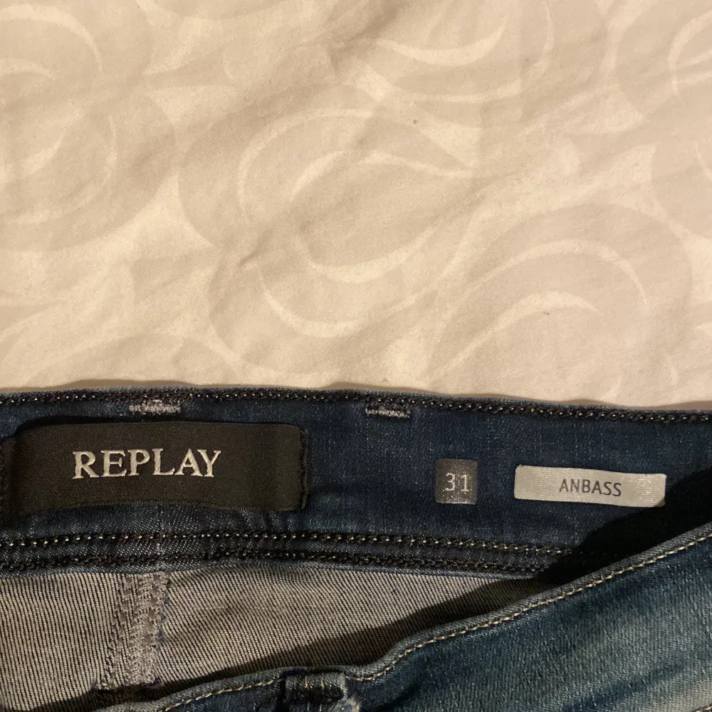 Snygga blå jeans från Replay, modell Anbass. De har en klassisk femficksdesign och en bekväm passform. Perfekta för en avslappnad stil med en touch av elegans. W 31 L 32. Farkut & Housut.