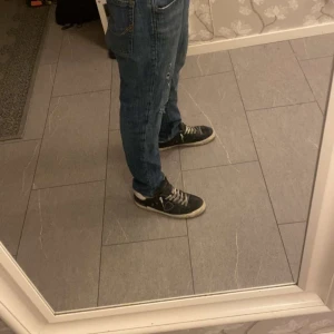 Blå jeansbyxor - Säljer ett par klassiska blå jack and Jones jeansbyxor med en straight/slim passform. 