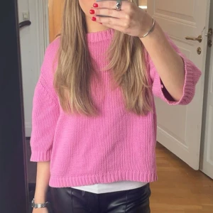 Rosa stickad tröja - Säljer en söt rosa stickad tröja från Name It. Tröjan har en rund halsringning och trekvartsärmar, perfekt för både vår och sommar. Den är mjuk och bekväm, idealisk för en avslappnad stil. Passar perfekt till jeans eller kjol! 🌸