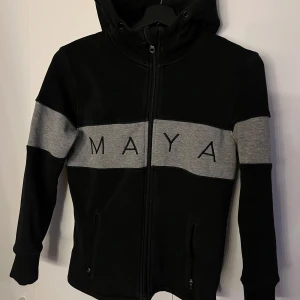 Svart och grå hoodie med dragkedja - Snygg svart hoodie från Maya delorez! Väldigt lite använd, storlek XS men passar S också!💞