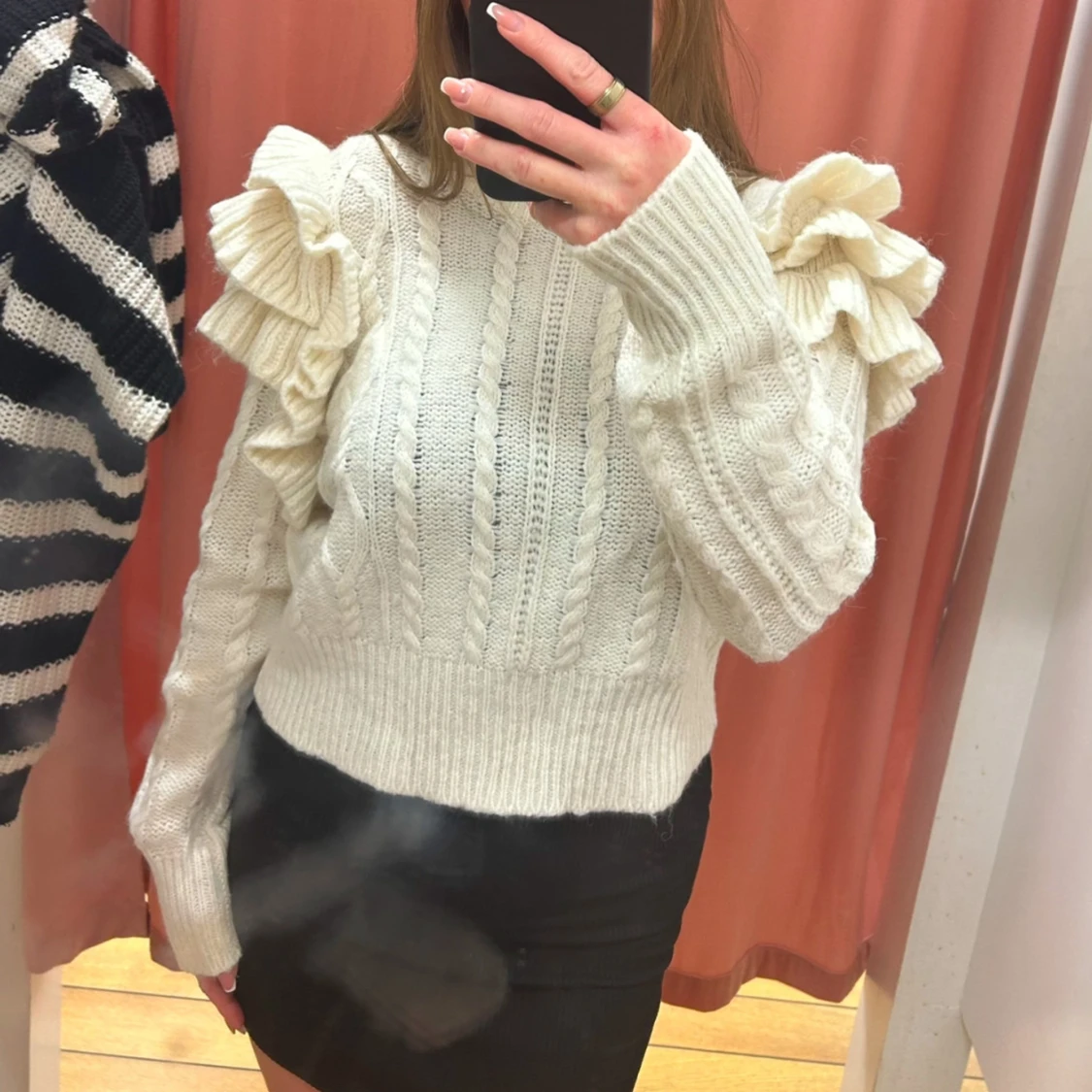 Vit stickad tröja med volangdetaljer