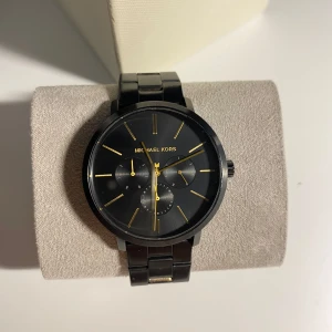 Michael Kors Klocka/Armbandsur - Allt ingår, box osv. Nytt batteri då utverket är Quartz. Nypris 3000kr.