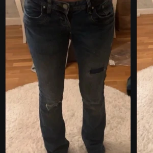 Valerie jeans LTB - Snygga blå jeans från LTB med slitningar på benen för en trendig look, storlek 25/32