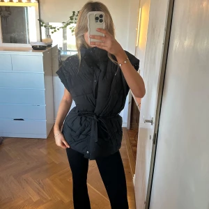 väst - supersnygg väst från ginatricot i stl M🫶🏼🫶🏼 med knyte i midjan samt dragkedja under. Perfekt till vår/höst☺️