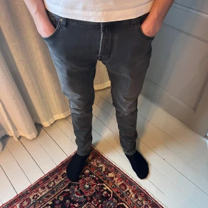 Jacob Cohen Gråa Jeans W34 - Gråa Jeans ifrån Jacob Cohën. Aldrig använda! Skicka 10/10. Nypris 5.400kr. OG ingår. 
