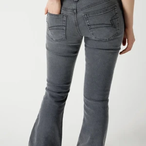 Junkyard bootcut jeans med låg midja  - Lågmidjade, storlek S, använda fåtal gånger❤️Nypris 599kr #lågmidjadejeans #jeans #gråjeans #denim #junkyard #bootcutjeansmedlågmidja #braskick #s #small #bootcut