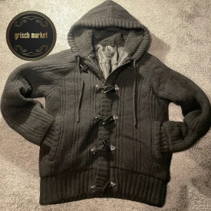 Fodrad kofta med luva  - En unik fodrad kofta i grymt skick, finns inga fel eller defekter, skick 9,6/10 |  dun material inuti samt fodring i luvan gör den perfekt nu till vintern/våren | den sitter som en M och sitter stilrent på mig som är 181cm, mått kan fås i DM | kom gärna med frågor och funderingar! |