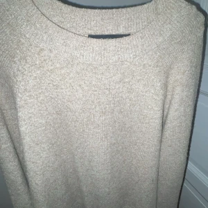 Beige stickad tröja från Vero Moda - Säljer en stickad beige tröja från Vero Moda. Skön och mjuk passform 🤍 