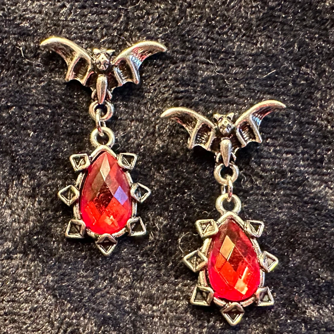 Gothiska örhängen med fladdermus och blodröd sten - 2