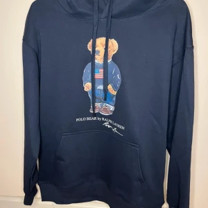 Mörkblå hoodie från Ralph Lauren - Säljer en snygg mörkblå hoodie från Ralph Lauren. Beställde den och visade sig att den var för liten för mig. Bara testad. Beställde den från en återförsäljare. Rökfritt hem, dock inte pälsfritt. Men plagget har inte varit närma ett djur. Hör av er om ni undrar något mer.