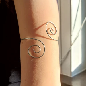 Silverfärgat armband med spiraldesign🍥 - Silverarmband. Justerbar. Gjort av stål. Kontakta för mer info💕