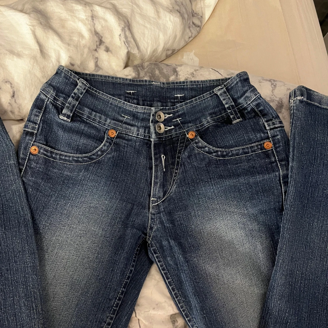 Mörkblå lågmidjade jeans med lite utsvängda ben - 4