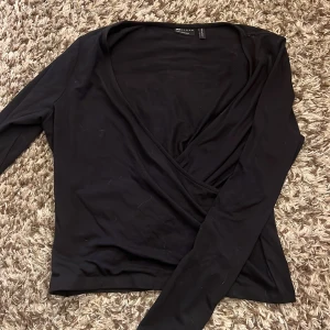 Svart omlott topp - Svart omlott topp från asos, jätteskönt material och är lite liten i storleken