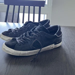 Svarta Philippe Model sneakers  - Svarta Philippe model sneakers i storlek 41-42. Använda men bra skick, har en defekt (se sista bilden). Använd gärna köp nu! hör av er vid frågor